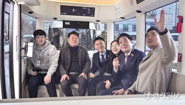 최대호 안양시장이 10일 오전 안양시청에서 열린 '안양시 운전석 없는 레벨4 자율주행 셔틀 시승 행사' 에서 관계자들과 셔틀 시승을 하고 있다. 이번 셔틀은 최고 시속 40km로 주행하며 기초지자체 가운데 최초로 운전석 없이 운행되는 자율주행 차량으로 오는 16일부터 스마트도시통합센터 프로그램의 일환으로 시민들이 체험할 수 있다. 홍기웅기자