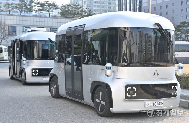 최대호 안양시장이 10일 오전 안양시청에서 열린 '안양시 운전석 없는 레벨4 자율주행 셔틀 시승 행사' 에서 관계자들과 셔틀 시승을 하고 있다. 이번 셔틀은 최고 시속 40km로 주행하며 기초지자체 가운데 최초로 운전석 없이 운행되는 자율주행 차량으로 오는 16일부터 스마트도시통합센터 프로그램의 일환으로 시민들이 체험할 수 있다. 홍기웅기자