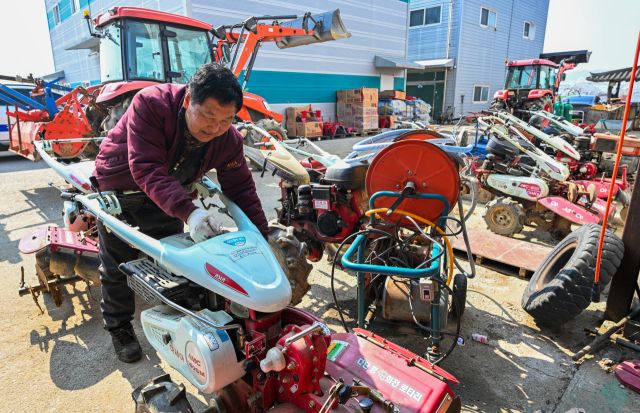 2026 봄철 전국 농업기계 순회수리봉사가 진행 중인 10일 용인특례시 처인구 원삼면 한 농기계 수리센터에서 관계자가 농기계를 수리하고 있다. 농림축산식품부는 본격적인 영농철을 앞두고 앞으로 오는 20일까지 농기계 제조업체 4곳과 함께 전국 85개 시·군의 1백30여 개 읍·면·동에서 트랙터와 이앙기, 관리기, 경운기 등에 대한 점검과 정비 및 순회 수리 봉사를 실시하고 있다. 윤원규기자