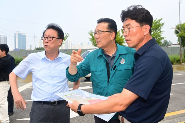 송인창 인천 연수구 전 송도관리단장이 이재호 연수구청장(가운데)과 함께 송도의 한 현장을 살펴보고 있다. 송 전 단장 제공