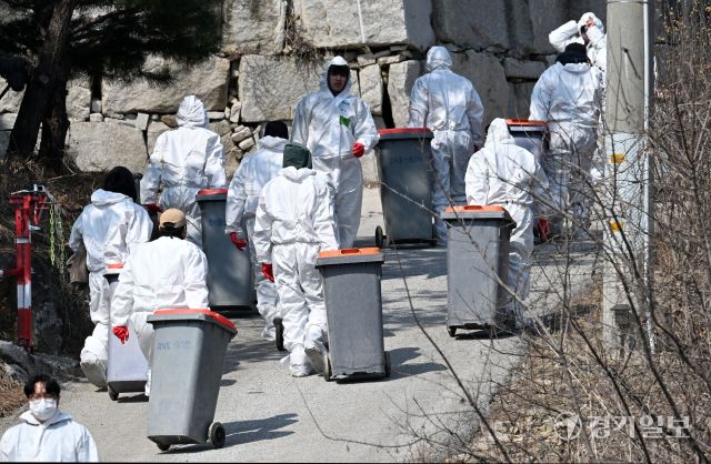 고병원성 조류인플루엔자(AI)가 확진된 포천시 신북면의 한 산란계 농가에서 10일 오전 방역 관계자들이 살처분 작업을 위해 농장으로 진입하고 있다. 방역당국은 이날 산란계 11만마리에 대한 살처분을 진행했다. 김시범기자