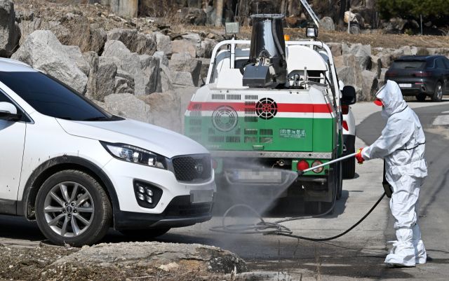 고병원성 조류인플루엔자(AI)가 확진된 포천시 신북면의 한 산란계 농가에서 10일 오전 방역 관계자들이 농장 출입을 통제한 채 출입차량에 대해 소독을 하고 있다. 방역당국은 이날 산란계 11만마리에 대한 살처분을 실시했다. 김시범기자