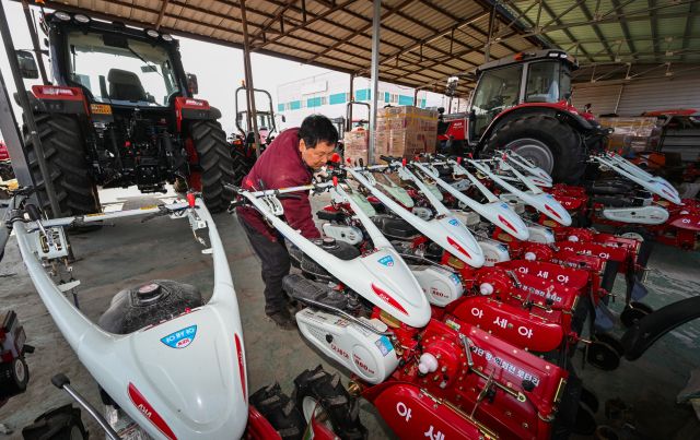 2026 봄철 전국 농업기계 순회수리봉사가 진행 중인 10일 용인특례시 처인구 원삼면 한 농기계 수리센터에서 관계자가 농기계를 수리하고 있다. 농림축산식품부는 본격적인 영농철을 앞두고 앞으로 오는 20일까지 농기계 제조업체 4곳과 함께 전국 85개 시·군의 1백30여 개 읍·면·동에서 트랙터와 이앙기, 관리기, 경운기 등에 대한 점검과 정비 및 순회 수리 봉사를 실시하고 있다. 윤원규기자