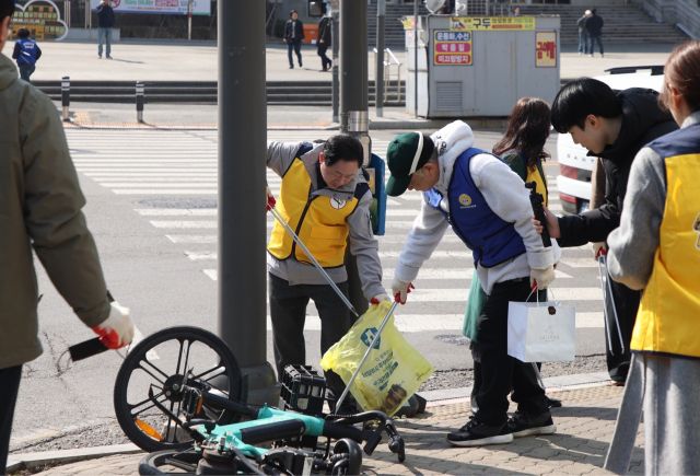 남양주시 평내동이 10일 평내호평역에서 바르게살기운동 평내동위원회와 함께 민관 합동 금연 캠페인 및 환경정화 활동을 실시했다. 남양주시 제공
