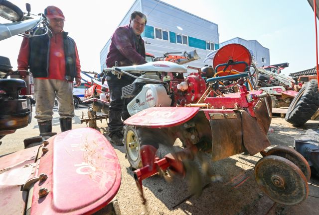 2026 봄철 전국 농업기계 순회수리봉사가 진행 중인 10일 용인특례시 처인구 원삼면 한 농기계 수리센터에서 관계자가 농기계를 수리하고 있다. 농림축산식품부는 본격적인 영농철을 앞두고 앞으로 오는 20일까지 농기계 제조업체 4곳과 함께 전국 85개 시·군의 1백30여 개 읍·면·동에서 트랙터와 이앙기, 관리기, 경운기 등에 대한 점검과 정비 및 순회 수리 봉사를 실시하고 있다. 윤원규기자