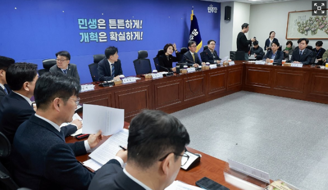 더불어민주당과 정부가 10일 중동 사태에 따른 석유류 가격 급등에 대응하기 위해 중동사태 경제 대응 태스크포스(TF) 1차 회의를 진행하고 있다. 연합뉴스