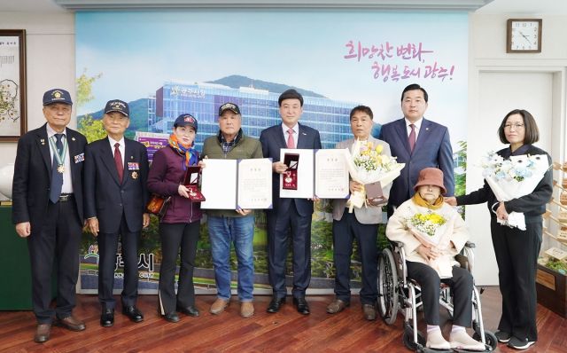 경기 광주시는 6·25전쟁에 참전해 공을 세운 고 최광복 하사와 고 강창호 상사의 유가족에게 화랑무공훈장과 증서를 전달했다. 광주시 제공
