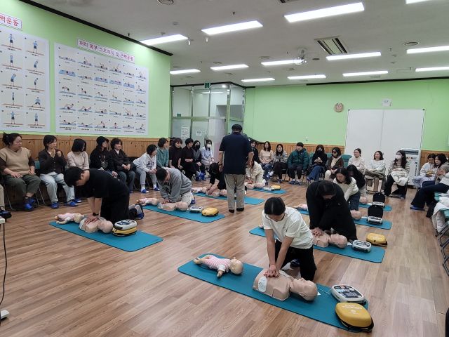 안양시 동안구보건소가 진행 중인 ‘4분의 기적, 당신의 두 손이 한 생명을 살립니다!’에서 참가자들이 심폐소생술 실습을 하고 있다. 안양시 제공
