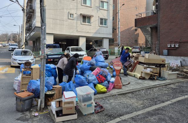 안산동 행정복지센터가 최근 저장강박증으로 일상생활에 어려움을 겪는 관내 대상자의 주거환경 개선을 지원했다. 안산시 제공