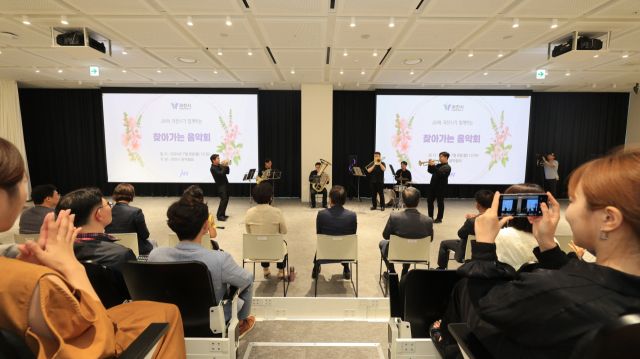 2024년 JW중외제약 사옥에서 열린 찾아가는 음악회. 과천시 제공