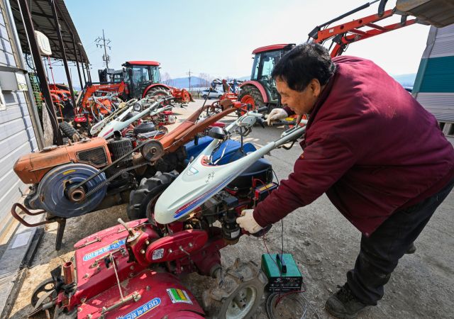 2026 봄철 전국 농업기계 순회수리봉사가 진행 중인 10일 용인특례시 처인구 원삼면 한 농기계 수리센터에서 관계자가 농기계를 수리하고 있다. 농림축산식품부는 본격적인 영농철을 앞두고 앞으로 오는 20일까지 농기계 제조업체 4곳과 함께 전국 85개 시·군의 1백30여 개 읍·면·동에서 트랙터와 이앙기, 관리기, 경운기 등에 대한 점검과 정비 및 순회 수리 봉사를 실시하고 있다. 윤원규기자