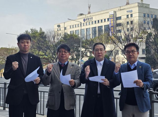 과천·안양지역 국민의힘 소속 도의원들이 지난 9일 안양시청 앞에서 정부의 과천 경마공원 이전에 반대하는 공동상명서를 발표하고 있다. 김현석 경기도의원 제공