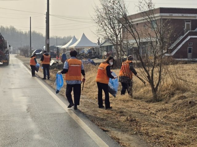 지난 9일 평택시 지역 단체들이 청북읍에서 대청소를 실시하고 있다. 평택시 제공
