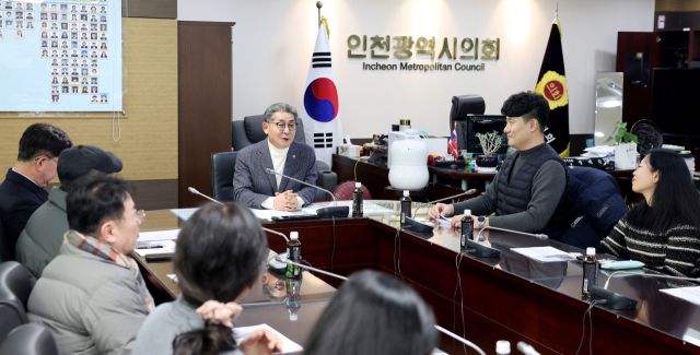 최근 정해권 인천시의회 의장이 노후계획도시정비 기본계획 연수지구 주민협의체 간담회에서 이야기하고 있다. 인천시의회 제공