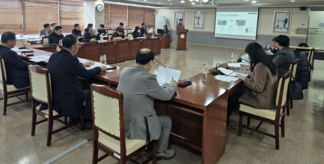 10일 오후 경기도체육회관에서 열린 ‘경기체육사 편찬사업 착수보고회’에서 백승권 커뮤니케이션 컨설팅 앤 클리닉 대표가 편찬 계획을 발표하고 있다. 임창만기자