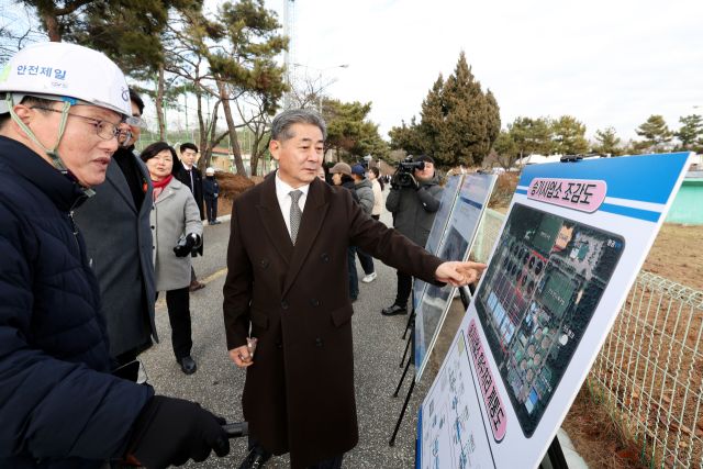 정해권 의장이 승기공공하수리시설 현대화사업 착공식에서 승기사업소 조감도를 살펴보고 있다. 인천시의회 제공