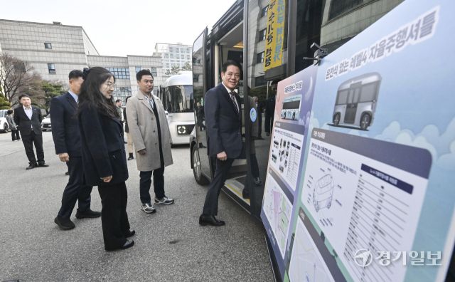 최대호 안양시장이 10일 오전 안양시청에서 열린 '안양시 운전석 없는 레벨4 자율주행 셔틀 시승 행사' 에서 관계자들과 셔틀 시승을 하고 있다. 이번 셔틀은 최고 시속 40km로 주행하며 기초지자체 가운데 최초로 운전석 없이 운행되는 자율주행 차량으로 오는 16일부터 스마트도시통합센터 프로그램의 일환으로 시민들이 체험할 수 있다. 홍기웅기자