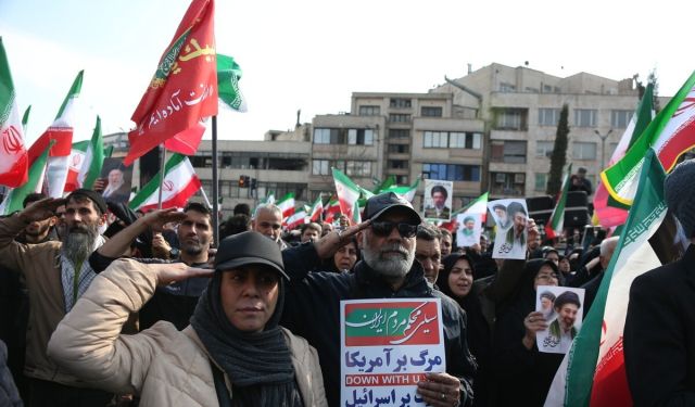 이란 시민들이 테헤란 엥겔랍 광장에 모여 새 최고지도자 모즈타바 하메네이에게 충성을 맹세하고 있다. 연합뉴스=신화