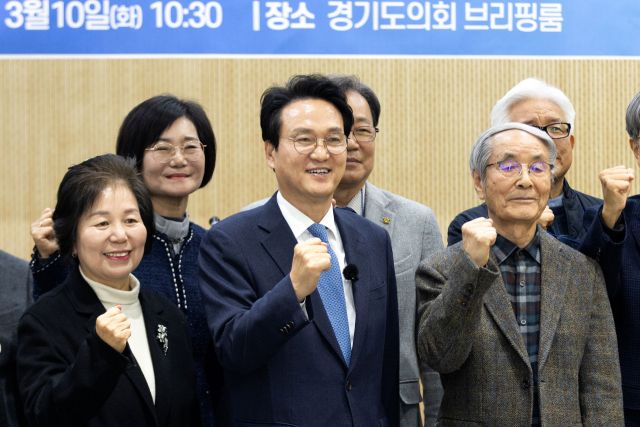 안민석 경기도교육감 예비후보가 지지를 선언한 전직 교장단들과 포즈를 취하고 있다. 안민석 캠프 제공