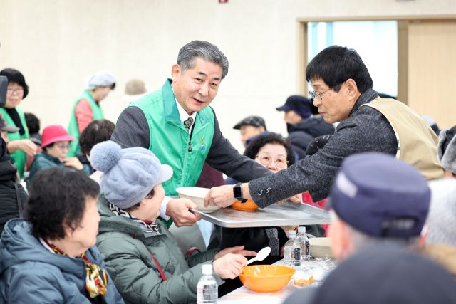 정해권 인천시의회 의장이 2026년 2월10일 연수구 청학행정복지센터에서 열린 제9회 백세 장수기원 어르신 떡국잔치 행사에 참석해 떡국 배식 봉사를 하고 있다. 인천시의회 제공
