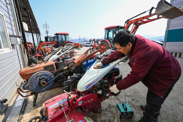 2026 봄철 전국 농업기계 순회수리봉사가 진행 중인 10일 용인특례시 처인구 원삼면 한 농기계 수리센터에서 관계자가 농기계를 수리하고 있다. 농림축산식품부는 본격적인 영농철을 앞두고 앞으로 오는 20일까지 농기계 제조업체 4곳과 함께 전국 85개 시·군의 1백30여 개 읍·면·동에서 트랙터와 이앙기, 관리기, 경운기 등에 대한 점검과 정비 및 순회 수리 봉사를 실시하고 있다. 윤원규기자