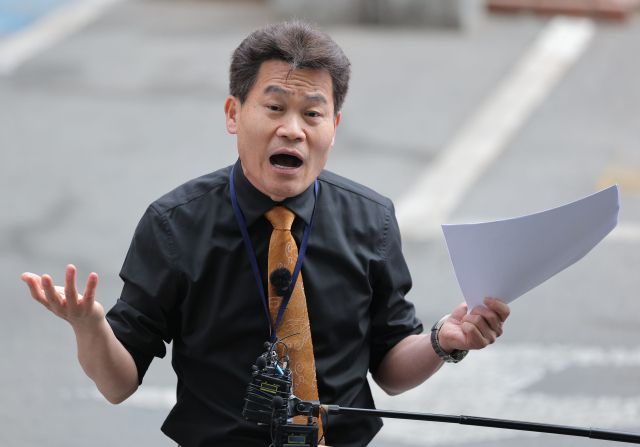 전 한국사 강사 전한길씨가 27일 동작구 서울경찰청 형사기동대에 피의자 신분으로 조사를 받기 위해 들어가며 발언하고 있다. 전 씨는 개혁신당 이준석 대표가 2024년 총선에서 부정선거로 당선됐다고 주장했다가 지난달 이 대표로부터 허위사실 유포에 따른 명예훼손 혐의로 피소된 바 있다. 연합뉴스