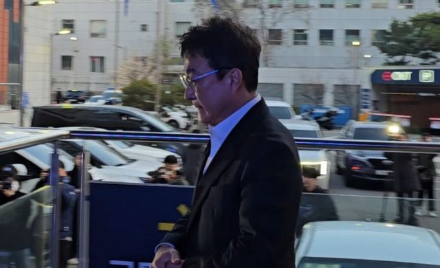 경찰 조사 마친 배우 이재룡. 연합뉴스