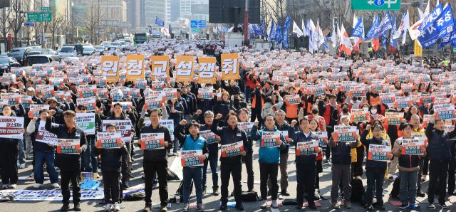 '노란봉투법'(노동조합 및 노동관계조정법 2·3조 개정 법률) 시행 첫날인 10일 서울 세종로에서 열린 민주노총 투쟁 선포대회에서 양경수 위원장을 비롯한 민주노총 조합원들이 손팻말을 들고 구호를 외치고 있다. 연합뉴스