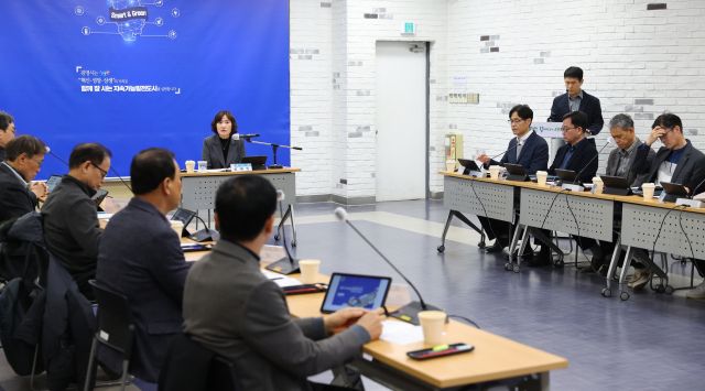 최혜민 광명시 부시장 주재로 11일 시청 중회의실에서 ‘광명시 지능형교통체계(ITS) 기본계획 수립 용역’ 착수보고회가 진행 중이다. 광명시 제공