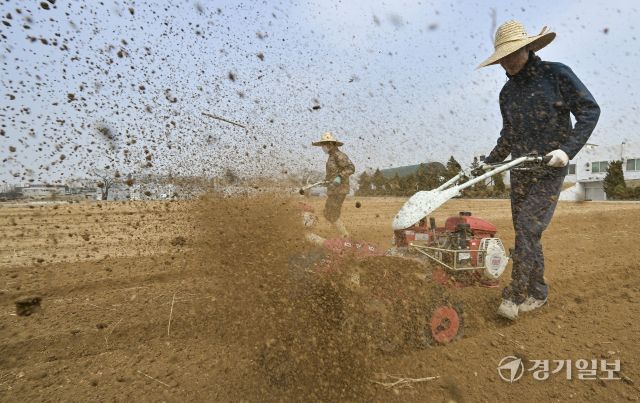 흙의 소중함을 알리고 건강한 토양 보전을 위해 제정된 ‘흙의 날’인 11일 오전 화성특례시 병점구 경기도농업기술원 연구용 밭에서 관계자들이 겨우내 창고에 보관했던 트랙터와 로터리 등 농기계를 점검하고 있다. 홍기웅기자