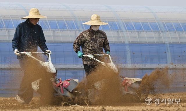 흙의 소중함을 알리고 건강한 토양 보전을 위해 제정된 ‘흙의 날’인 11일 오전 화성특례시 병점구 경기도농업기술원 연구용 밭에서 관계자들이 겨우내 창고에 보관했던 트랙터와 로터리 등 농기계를 점검하고 있다. 홍기웅기자