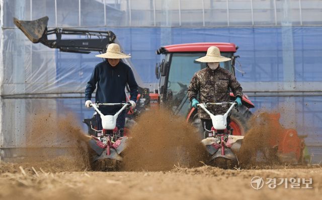 흙의 소중함을 알리고 건강한 토양 보전을 위해 제정된 ‘흙의 날’인 11일 오전 화성특례시 병점구 경기도농업기술원 연구용 밭에서 관계자들이 겨우내 창고에 보관했던 트랙터와 로터리 등 농기계를 점검하고 있다. 홍기웅기자