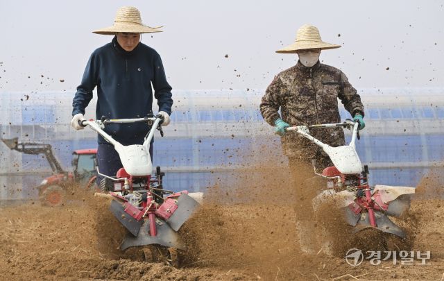 흙의 소중함을 알리고 건강한 토양 보전을 위해 제정된 ‘흙의 날’인 11일 오전 화성특례시 병점구 경기도농업기술원 연구용 밭에서 관계자들이 겨우내 창고에 보관했던 트랙터와 로터리 등 농기계를 점검하고 있다. 홍기웅기자
