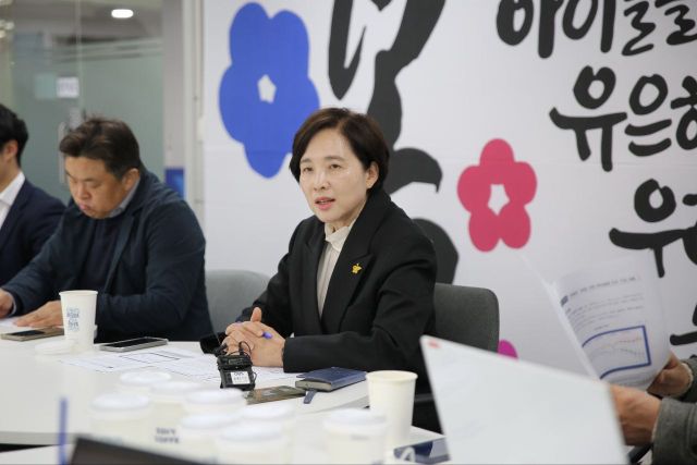 유은혜 경기도교육감 예비후보가 11일 수원 인계동 선거사무소에서 기자간담회를 열고 ‘기본독서’에 대한 구상을 밝히고 있다. 유은혜 캠프 제공