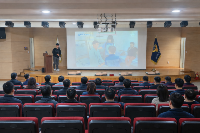 평택해경이 대회의실에서 열린 해상교통 안전교육에서 지역 유·도선 사업자 및 종사자들을 대상으로 교육을 실시하고 있다. 평택해경 제공