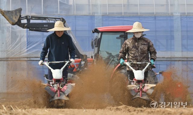 흙의 소중함을 알리고 건강한 토양 보전을 위해 제정된 ‘흙의 날’인 11일 오전 화성특례시 병점구 경기도농업기술원 연구용 밭에서 관계자들이 겨우내 창고에 보관했던 트랙터와 로터리 등 농기계를 점검하고 있다. 홍기웅기자