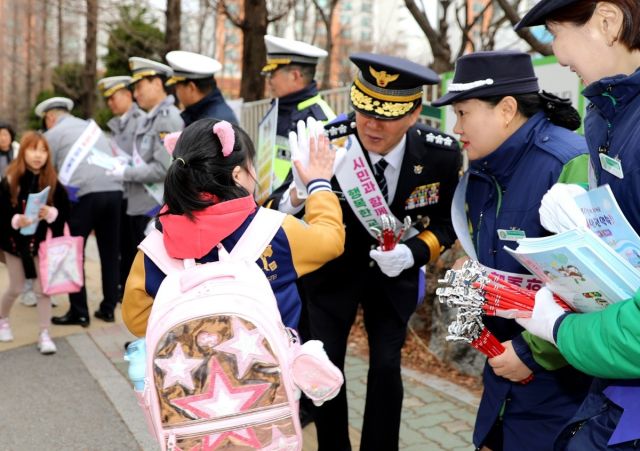 11일 오전 8시께 한창훈 인천경찰청이 인천 부평구 담방초등학교를 방문해 어린이 교통안전 문화 정착과 학교폭력 예방 캠페인을 하고 있다. 인천경찰청 제공