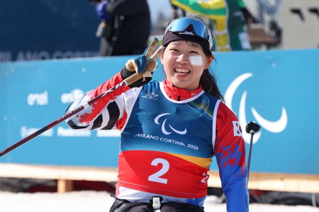 10일(현지시간) 이탈리아 테세로 크로스컨트리 스타디움에서 열린 2026 밀라노·코르티나 동계 패럴림픽 크로스컨트리스키 여자 스프린트 좌식 결선에서 은메달을 차지한 김윤지가 기뻐하고 있다. 대한장애인체육회 제공