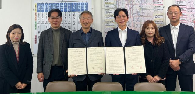 포천시가 대한건축사협회 포천지역건축사회와 재난 피해주택 신축 지원을 위한 업무협약을 체결하고 기념촬영을 하고 있다. 포천시 제공