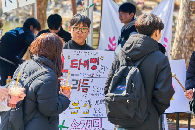 인하대학교의 학생이 동아리 박람회에서 신입생들에게 동아리를 소개하고 있다. 인하대학교 제공