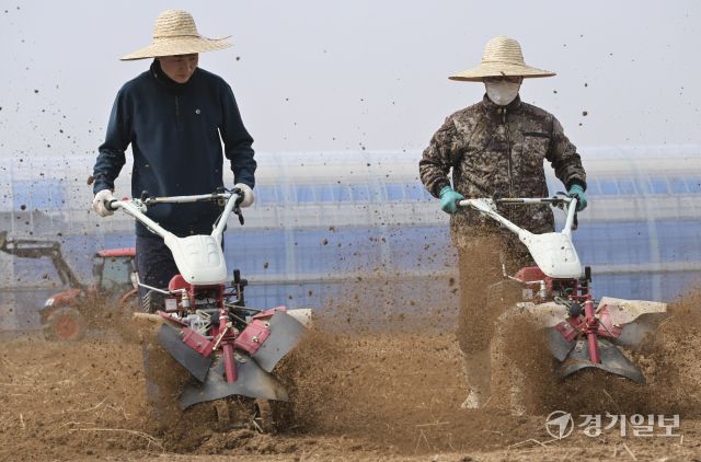 흙의 소중함을 알리고 건강한 토양 보전을 위해 제정된 ‘흙의 날’인 11일 오전 화성특례시 병점구 경기도농업기술원 연구용 밭에서 관계자들이 겨우내 창고에 보관했던 트랙터와 로터리 등 농기계를 점검하고 있다. 홍기웅기자