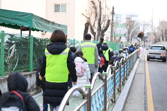 지난 9일 덕산초등학교 워킹스쿨버스로 등교하는 모습. 부천시 제공
