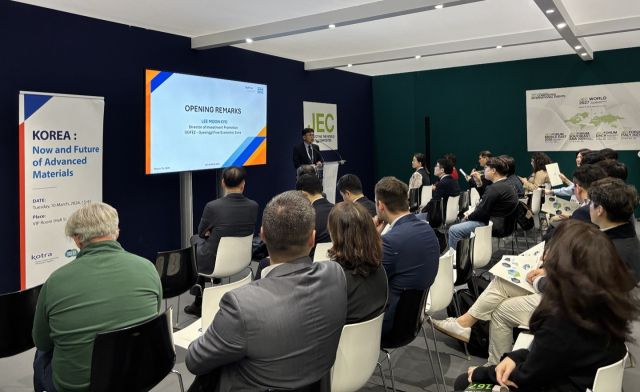 경기경제자유구역청은 10일(현지 시각) 프랑스 파리에서 열린 세계 최대 복합소재 전시회 ‘JEC WORLD 2026’와 연계해 유럽 첨단소재 분야 투자 설명회(IR)를 진행했다. 경기도 제공