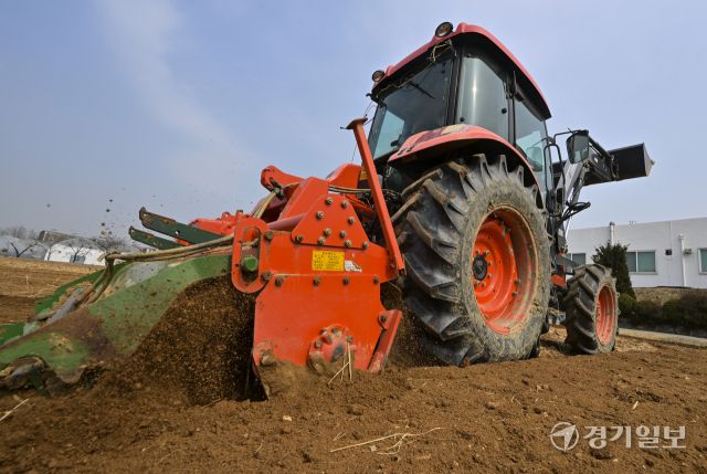 흙의 소중함을 알리고 건강한 토양 보전을 위해 제정된 ‘흙의 날’인 11일 오전 화성특례시 병점구 경기도농업기술원 연구용 밭에서 관계자들이 겨우내 창고에 보관했던 트랙터와 로터리 등 농기계를 점검하고 있다. 홍기웅기자