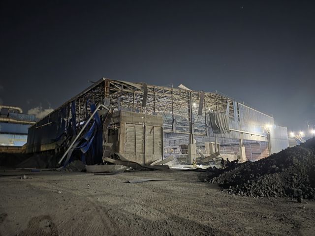 10일 오후 인천 동구 현대제철 인천공장 철강 부산물 적치장에서 불이 난 모습. 인천소방본부 제공