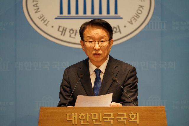 더불어민주당 권칠승 의원이 11일 국회 소통관에서 경기도 출퇴근 교통 혁신 정책을 제안하고 있다. 의원실 제공