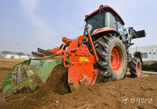 흙의 소중함을 알리고 건강한 토양 보전을 위해 제정된 ‘흙의 날’인 11일 오전 화성특례시 병점구 경기도농업기술원 연구용 밭에서 관계자들이 겨우내 창고에 보관했던 트랙터와 로터리 등 농기계를 점검하고 있다. 홍기웅기자