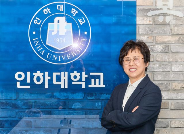 인하대 I-RISE Global TOP 10 연구상을 받은 이돈희 경영학과 교수가 포즈를 취하고 있다. 이인엽 기자