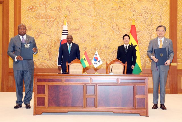 조현 외교부 장관과 사무엘 오쿠제토 아블라콰 가나 외교부 장관이 11일 청와대에서 이재명 대통령과 존 드라마니 마하마 가나 대통령이 참석한 가운데 열린 기후변화협력 협약식에서 기념촬영을 하고 있다. 연합뉴스