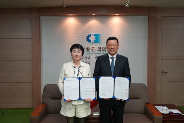 박주봉 인천상공회의소 회장은 최근 중국 선양안나산업원운영관리유한공사, 중국 국제무역촉진위원회 선양시분회와 ‘중국 선양시 온·오프라인 입점 지원사업’ 계약을 한 뒤 기념사진을 촬영하고 있다. 인천상의 제공